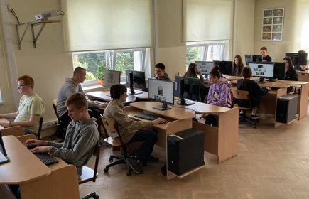 Na zdjęciu uczniowie kl. I TB grają w edukacyjna grę online „Galeria Marzeń – zagraj w sztukę!”. Zdjęcie wykonano w pracowni komputerowej w budynku B, sala nr. 8.