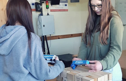 Na zdjęciu uczennice kształcące się w zawodzie technik logistyk.