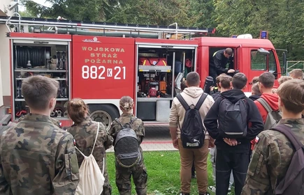 Na zdjęciu uczniowie klas o profilu wojskowym podczas zajęć praktycznych na terenie Jednostki Wojskowej w Kłaju. 