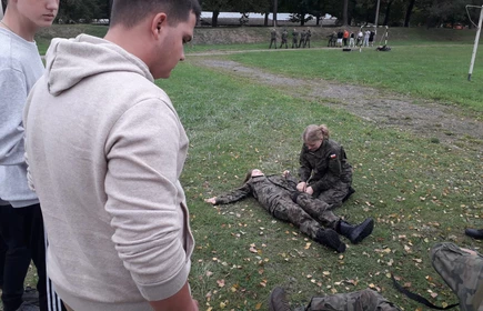 Na zdjęciu uczniowie klas o profilu wojskowym podczas zajęć praktycznych na terenie Jednostki Wojskowej w Kłaju. 