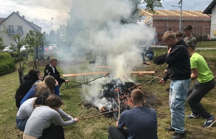 Na zdjęciu uczniowie CKZiU w Łapanowie w czasie ogniska. Fotografia wykonana w szkolnym ogrodzie.