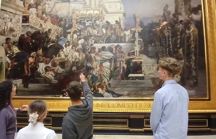 Na zdjęciu uczniowie CKZiU w Łapanowie podczas lekcji muzealnej „Język sztuki, analiza dzieła” w Muzeum Narodowym w Krakowie, oddział w Sukiennicach.