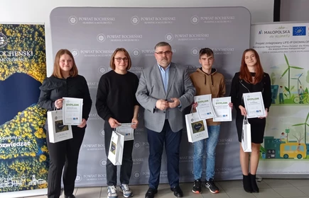 Fotografia barwna. Od lewej: Aleksandra Marczewska, Marcin Mazur, pan Adam Korta - Starosta Bocheński, Szymon Zabdyr, Jadwiga Kuś. Zdjęcie wykonane w ZS nr 1 w Bochni.