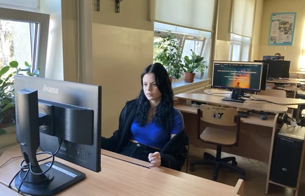 Na zdjęciu uczniowie CKZiU w Łapanowie podczas rozwiązywania testu konkursowego online. Zdjęcia wykonane w pracowni komputerowej.
