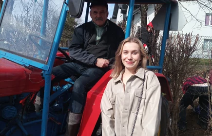 Na zdjęciu od lewej: pan Tadeusz Wojtasik i uczennica Aneta Kaja. Zdjęcie wykonane na terenie obiektu CKZiU w Łapanowie. 
