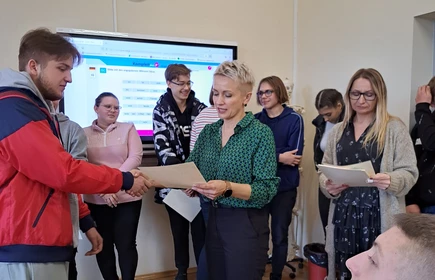 Na zdjęciu wręczenie nagród i dyplomów  uczestnikom przez panią dyrektor Dorotę Matlęgę, panią Ewę Sudziarską o panią Lucynę Zajd.