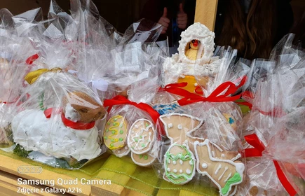 Ciasteczka i inne słodkości przygotowane na Jarmark Wielkanocny (jajka, baranki, zajęczki i inne).
