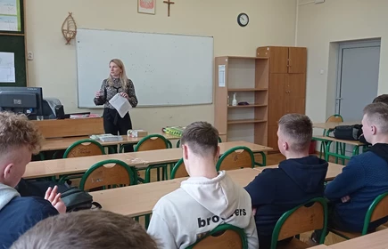 Na zdjęciu pani Beata Maciaś i uczniowie kl. 3AP.
