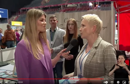 Na zdjęciu od lewej: Prezenterka, Patryk Bzdyl (kl. 3 AP), Wiktoria Piwowarczyk (kl. 2 TA) i pani dyrektor Dorota Matlęga. 