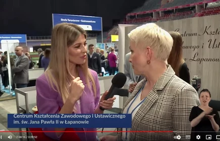 Na zdjęciu od lewej: Prezenterka i pani dyrektor Dorota Matlęga.
