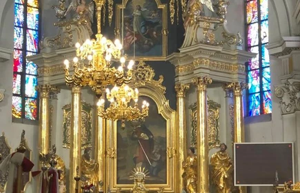 Zdjęcie wykonane podczas Mszy świętej w Bazylice św. Mikołaja w Bochni. Poczty sztandarowe i ołtarz główny.