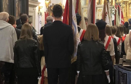 Zdjęcie wykonane podczas Mszy świętej w Bazylice św. Mikołaja w Bochni. Poczty sztandarowe i ołtarz główny.