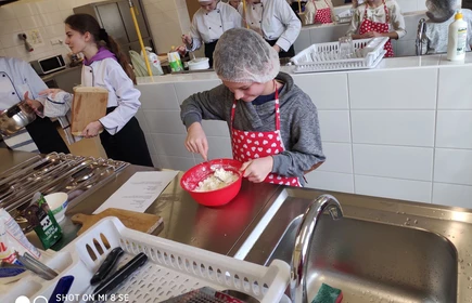 „Żyj zdrowo” – zajęcia gastronomiczne dla uczniów ze Zbydniowa 6