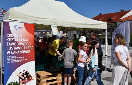 Zdjęcie wykonano na bocheńskim Rynku. Uczniowie CKZiU w Łapanowie rozdają sadzonki nowalijek podczas IV Powiatowego EKOPikniku. 