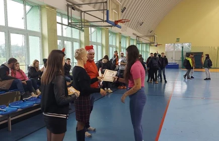 Na zdjęciu pani dyrektor Dorota Matlęga i pan Jarosław Marzec wręczają nagrody i dyplomy przedstawicielom zwycięskich drużyn.