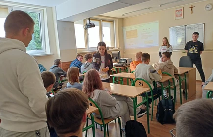 Zdjęcie przedstawia uczestników spotkania informacyjnego i przedstawicieli Fundacji Zwolnieni z Teorii oraz firmy Budimex. 