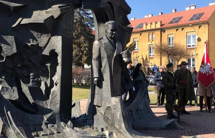 Na zdjęciu Pomnik Generała Okulickiego w Bochni.