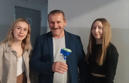 Na zdjęciu od lewej: Aneta Kaja, pan Józef Kuras i Katarzyna Bzdyl. Zdjęcie wykonane w CKZiU w Łapanowie. 
