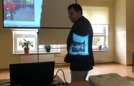 Na zdjęciu pracownik naukowy Staropolskiej Szkoły Wyższej w Kielcach z filią w Myślenicach i filią w Bochni, który zaprezentował młodzieży ofertę edukacyjną uczelni. Zdjęcie wykonane w budynku "B" CKZiU w Łapanowie.