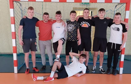 Na zdjęciu zwycięzcy Turnieju Piłki Ręcznej Chłopców - klasa 4 AP.