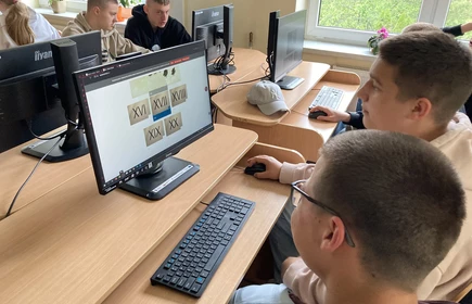 Fotografia barwna wykonana w budynku „B” CKZiU w Łapanowie, w sali komputerowej nr 8. Na zdjęciu uczniowie klasy I TC podczas edukacyjnej gry online „Galeria marzeń – Zagraj w sztukę!”.