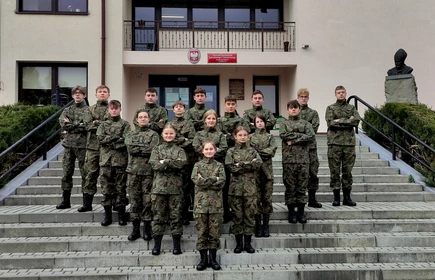 Na zdjęciu uczniowie klasy 1TAw o profilu wojskowym w nowych mundurach. Zdjęcie wykonano na tle budynku „A” CKZiU w Łapanowie.