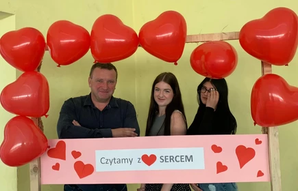 Na zdjęciu od lewej dyrektor szkoły - pan Jarosław Marzec, Nikola Zięba - uczennica kl. 3 TB, Kamila Kwarciak - uczennica kl. 3 TB podczas Akcji "Czytamy z Sercem. Zdjęcie wykonane w Hali Sportowej CKZiU w Łapanowie.