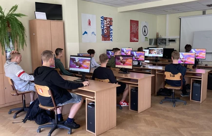 Na zdjęciu uczniowie kl. I TB grają w edukacyjna grę online „Galeria Marzeń – zagraj w sztukę!”. Zdjęcie wykonano w pracowni komputerowej w budynku B, sala nr. 8.