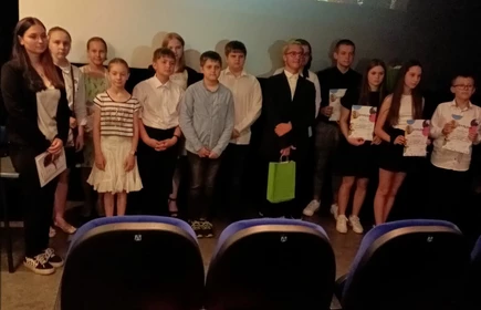 Grupowe zdjęcie laureatów XVIII Przeglądu Twórczości Patriotycznej Młodzieży Województwa Małopolskiego.