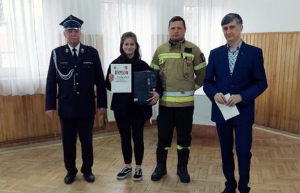 Na zdjęciu, druga od lewej - Małgorzata Piwowarczyk, kl. 3BP, I miejsce w kategorii szkół ponadpodstawowych.