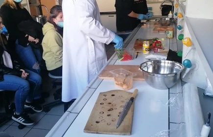 Pokaz sporządzania sushi
