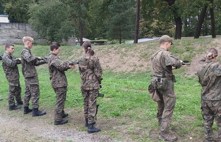 Na zdjęciu uczniowie klas o profilu wojskowym podczas zajęć praktycznych na terenie Jednostki Wojskowej w Kłaju. 