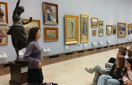 Na zdjęciu uczniowie CKZiU w Łapanowie podczas lekcji muzealnej „Język sztuki, analiza dzieła” w Muzeum Narodowym w Krakowie, oddział w Sukiennicach.
