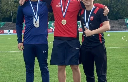 Na zdjęciu zawodnicy na podium. Drugi od lewej – Jakub Furtak, uczeń CKZiU w Łapanowie oraz zdobywca dwóch złotych medali w rzucie oszczepem i w rzucie młotem. Trzeci od lewej – Tomasz Gądek, uczeń CKZiU w Łapanowie oraz zdobywca brązowego medalu w rzucie oszczepem.