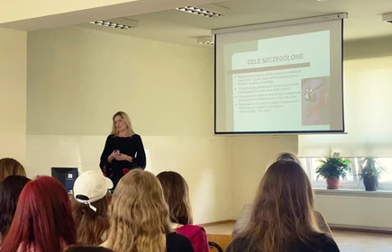 Na zdjęciu p. Ewa Chmielarz-Żwawa i uczennice biorące udział w warsztatach.