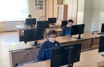 Na zdjęciu uczniowie CKZiU w Łapanowie podczas rozwiązywania testu konkursowego online. Zdjęcia wykonane w pracowni komputerowej.