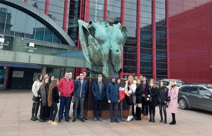 Grupowe zdjęcie uczestników wycieczki przed Operą Krakowską.