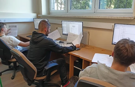 Na zdjęciu uczniowie kl. 4 AP kształcący się w zawodzie technik budownictwa podczas zajęć lekcyjnych wykonują zadania praktyczne w programie Norma Expert.