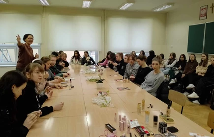 Na zdjęciu uczestnicy spotkania zorganizowanego z okazji Dnia Kobiet. Fotografia wykonana w budynku „B” CKZiU w Łapanowie.