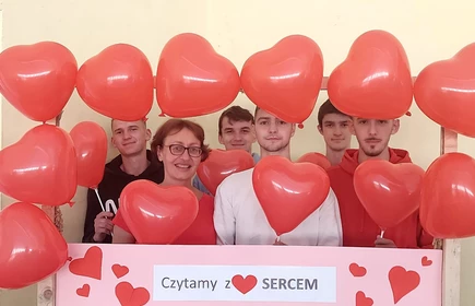 Na zdjęciu uczniowie CKZiU w Łapanowie wraz z panią Sabiną Zdebską podczas Akcji "Czytamy z Sercem". Zdjęcie wykonane w Hali Sportowej CKZiU w Łapanowie.