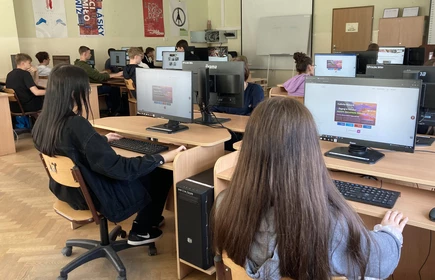 Na zdjęciu uczniowie kl. I TB grają w edukacyjna grę online „Galeria Marzeń – zagraj w sztukę!”. Zdjęcie wykonano w pracowni komputerowej w budynku B, sala nr. 8.