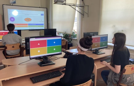 Na zdjęciu uczniowie kl. 1 TB w czasie rozwiązywania quizu na platformie Kahoot.