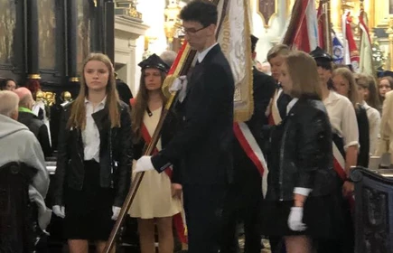 Poczet Sztandarowy CKZiU w Łapanowie podczas Mszy świętej w Bazylice św. Mikołaja w Bochni.