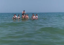 grupa ludzi w wodzie