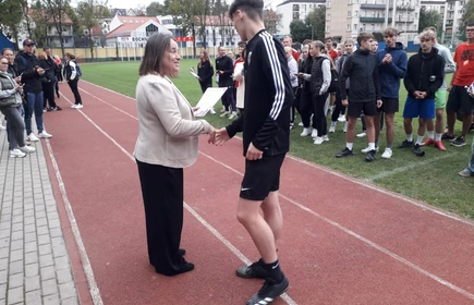 Na zdjęciu reprezentant drużyny odbiera dyplom. Fotografia wykonana na stadionie MOSiR w Bochni.