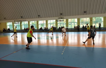 Na zdjęciu drużyny podczas rozgrywek na hali sportowej CKZiU w Łapanowie.