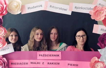 Na zdjęciu od lewej p. Bernadetta Nawrocka i uczennice biorące udział w warsztatach. Zdjęcie wykonane na tle fotobudki promującej profilaktykę raka piersi.