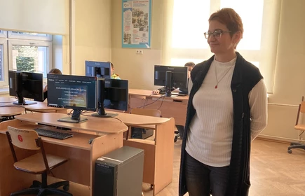 Na zdjęciu p. Ewa Lorent oraz uczniowie CKZiU w Łapanowie podczas rozwiązywania testu konkursowego online. Zdjęcia wykonane w pracowni komputerowej.