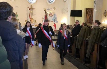 Obchody Narodowego Dnia Pamięci Żołnierzy Wyklętych w Bochni - wyprowadzenie pocztów sztandarowych z Kościółka Szkolnego w Bochni.