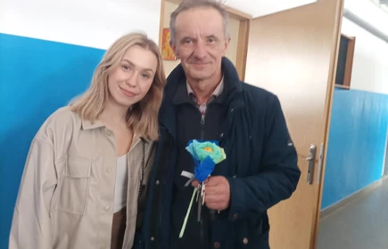 Na zdjęciu od lewej: uczennica Aneta Kaja i pan Wiesław Kaleta. Zdjęcie wykonane w CKZiU w Łapanowie. 